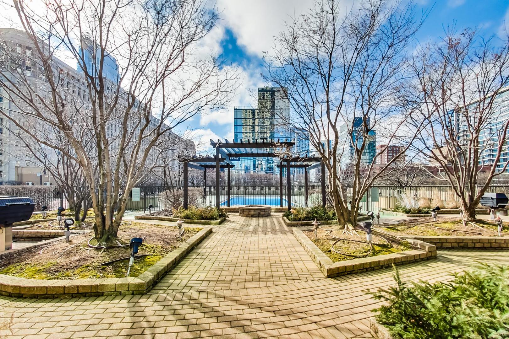 400 N LaSalle Street Unit: 2207