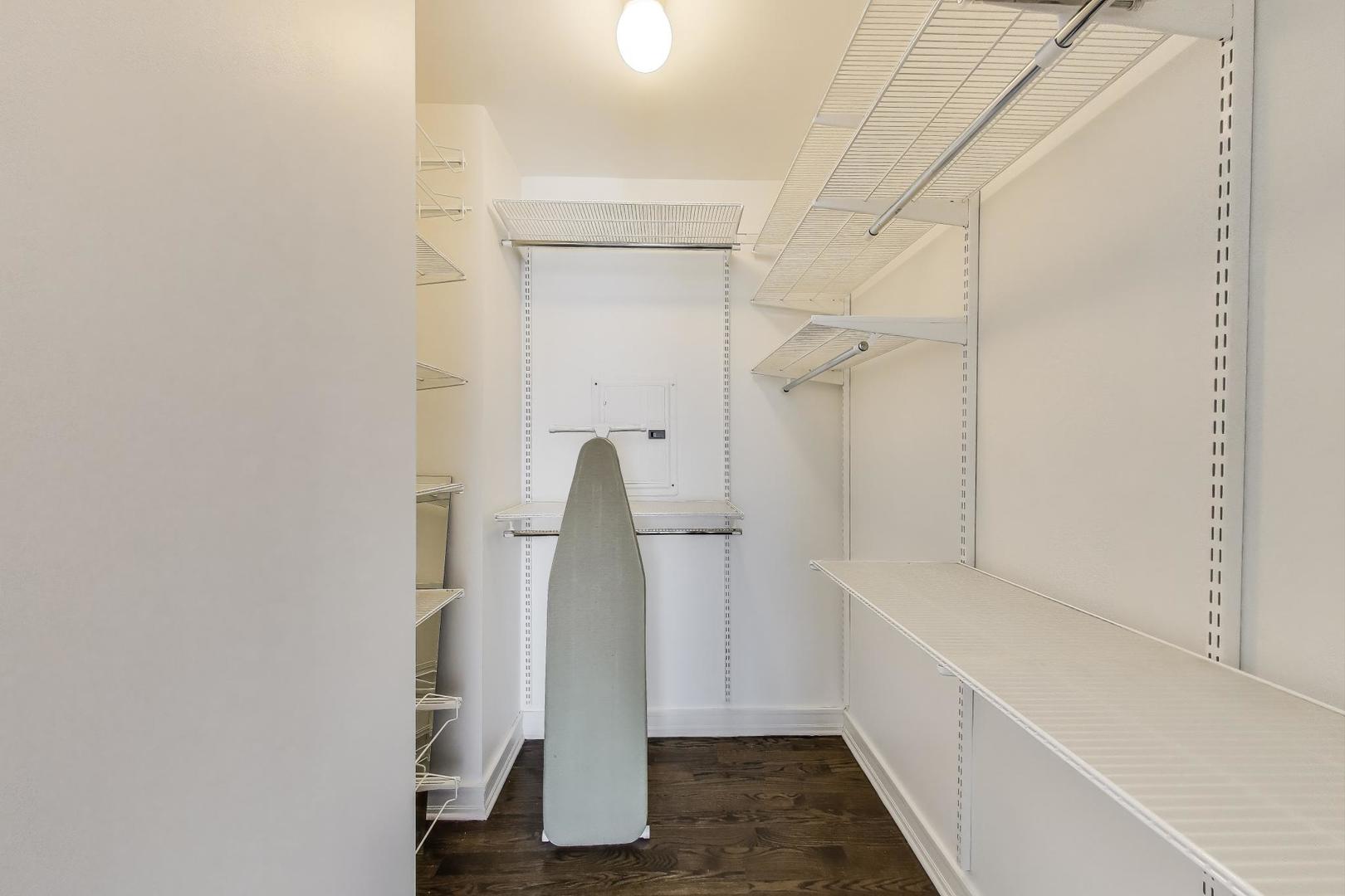 400 N LaSalle Street Unit: 2207