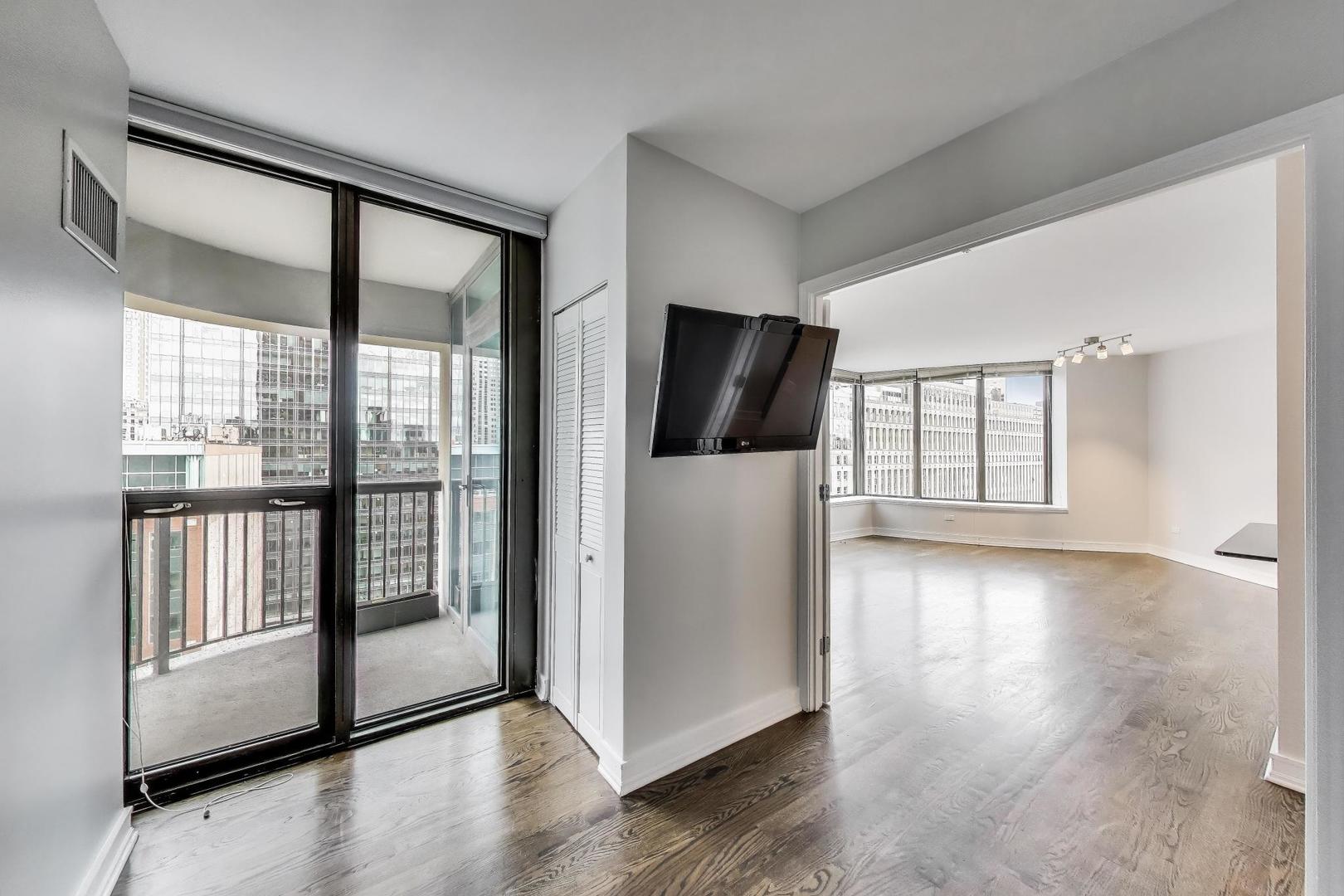400 N LaSalle Street Unit: 2207