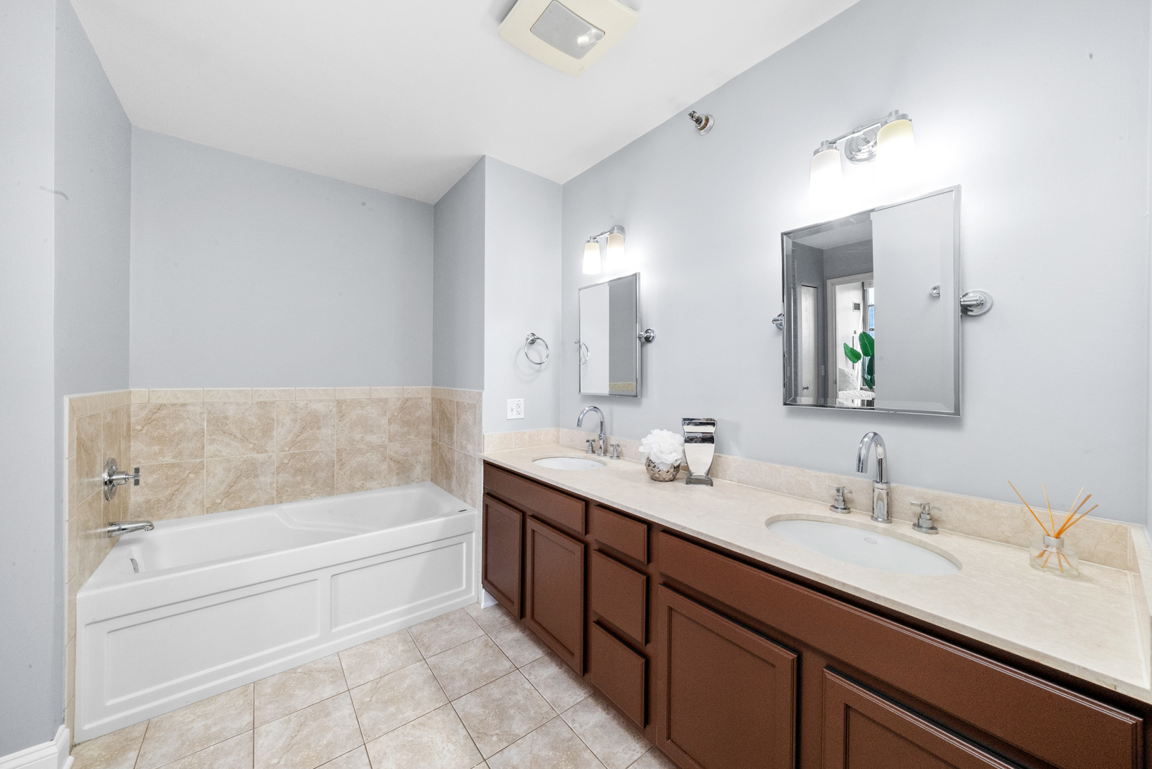 1600 S Prairie Avenue Unit: 1507