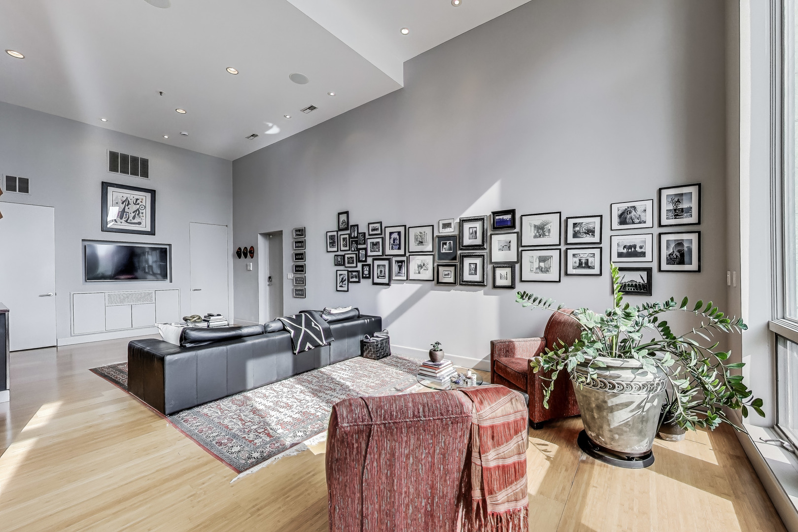 1215 W GUNNISON Street Unit: 205