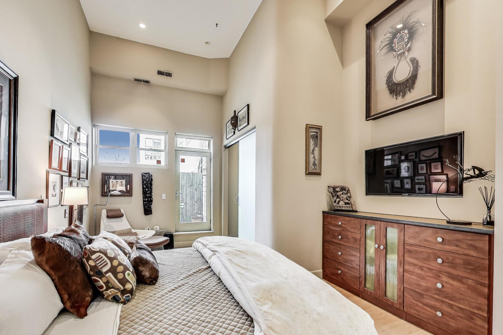 1215 W GUNNISON Street Unit: 205