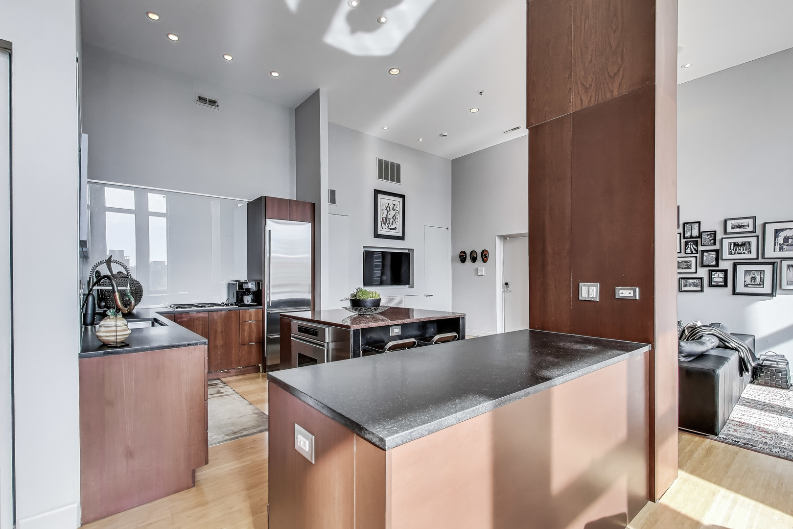 1215 W GUNNISON Street Unit: 205