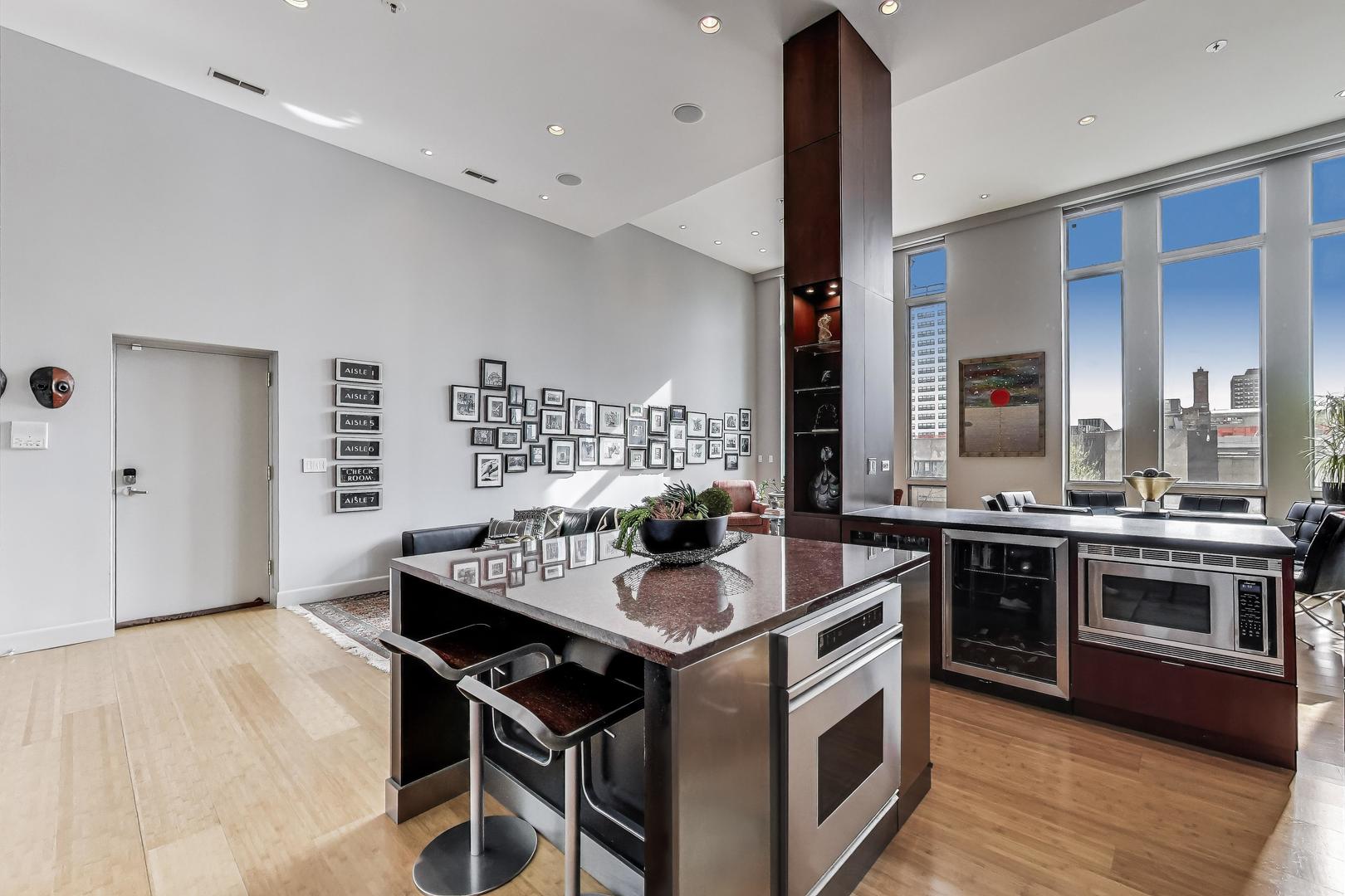 1215 W GUNNISON Street Unit: 205