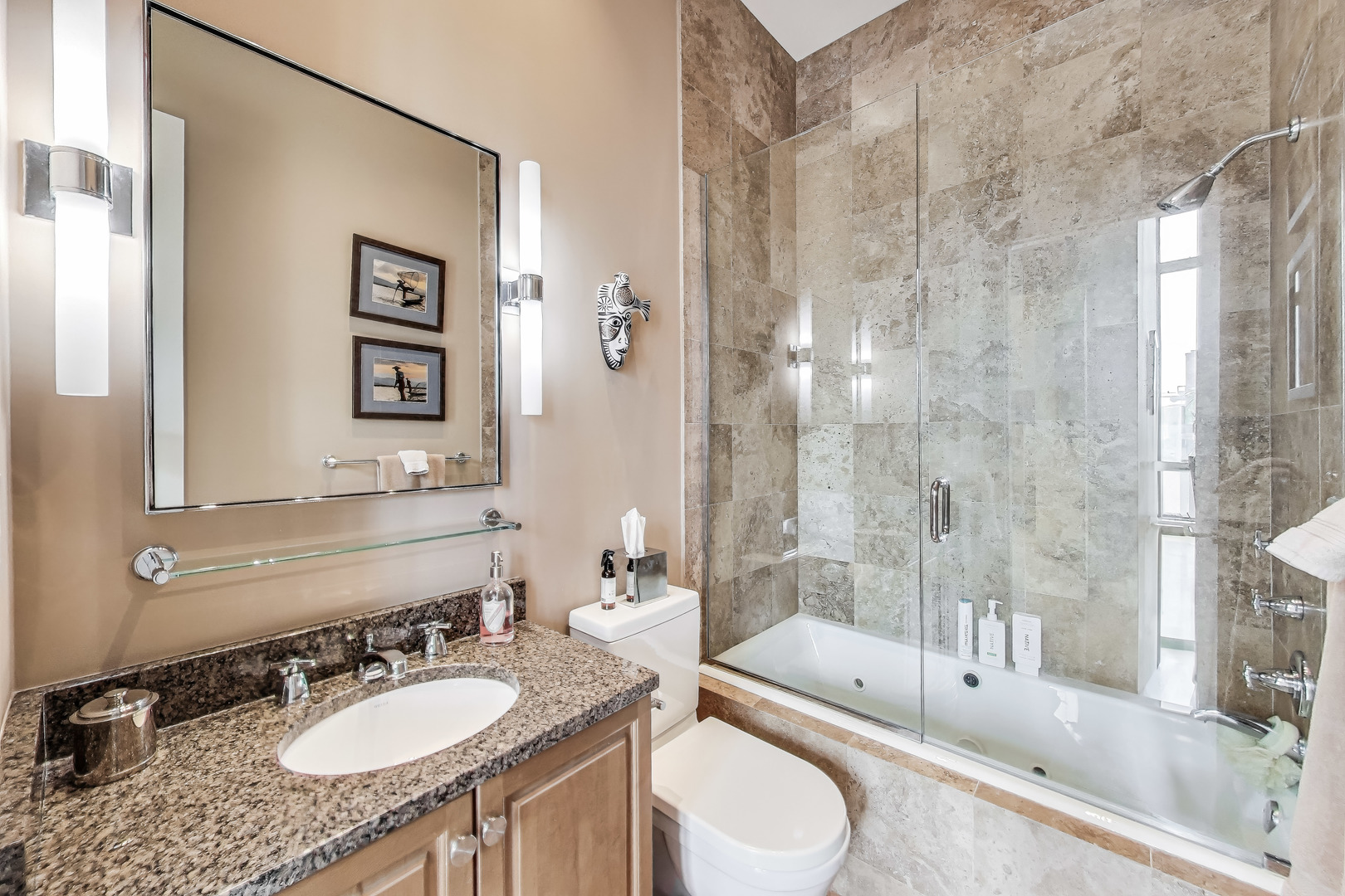 1215 W GUNNISON Street Unit: 205