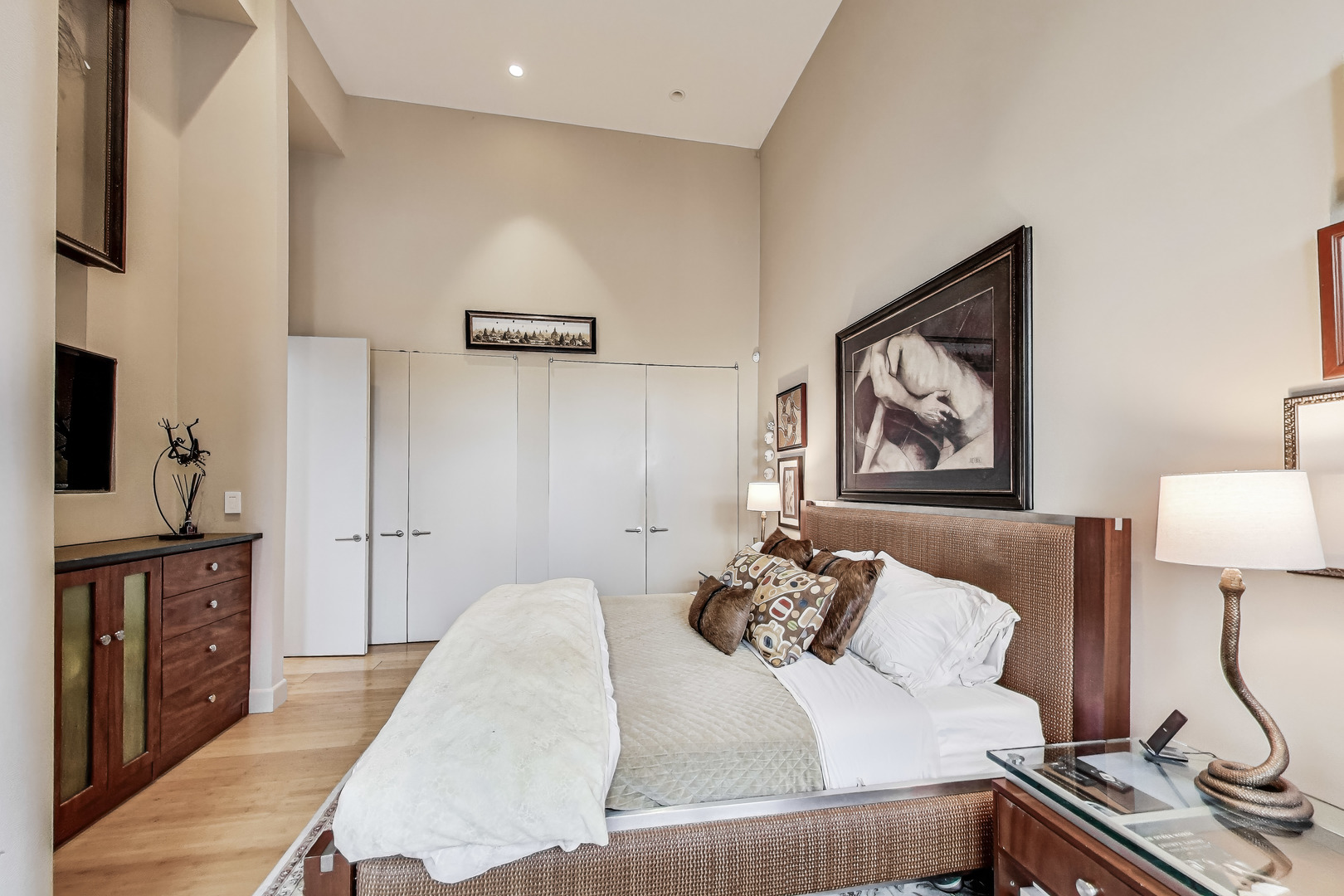 1215 W GUNNISON Street Unit: 205