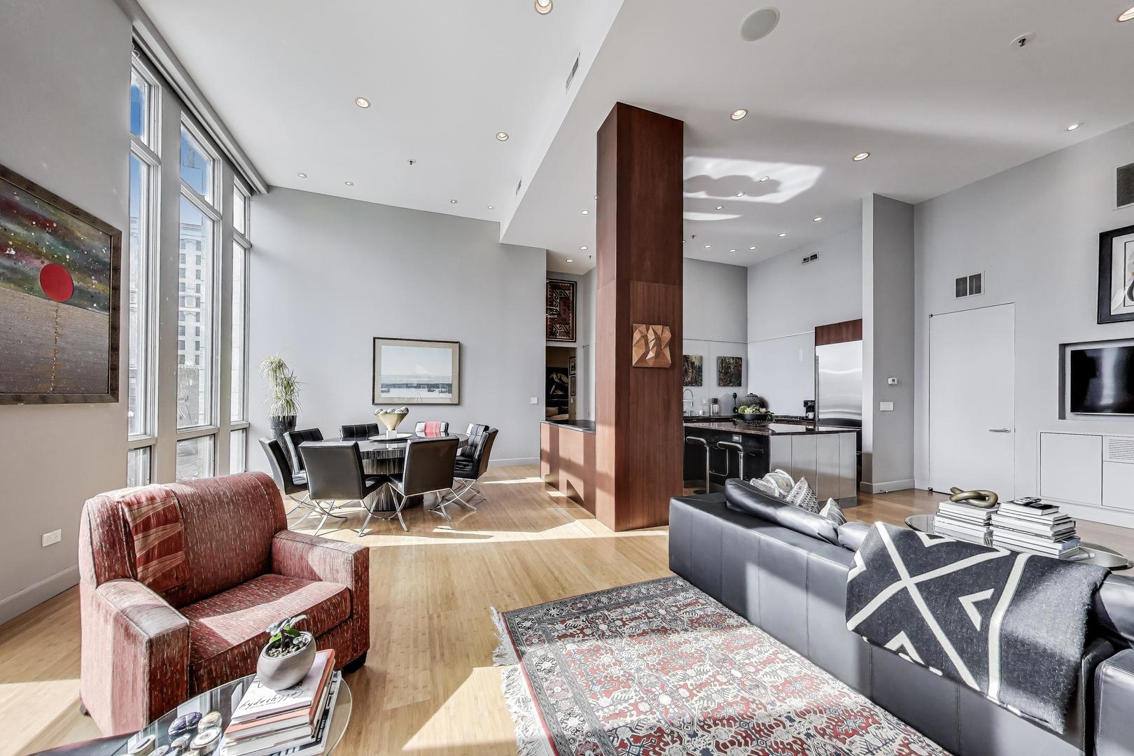 1215 W GUNNISON Street Unit: 205