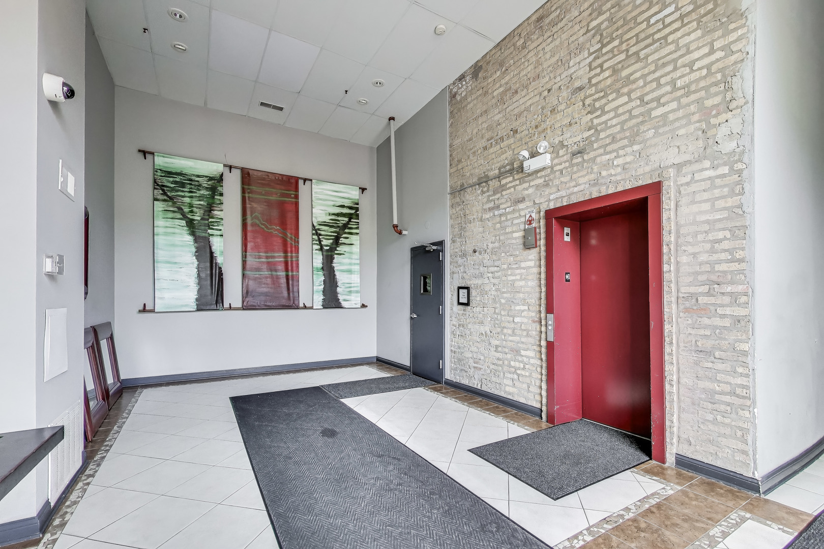 1215 W GUNNISON Street Unit: 205