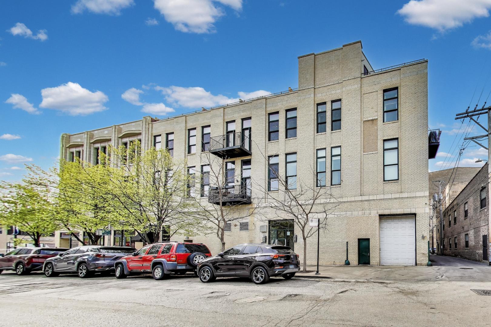 1215 W GUNNISON Street Unit: 205