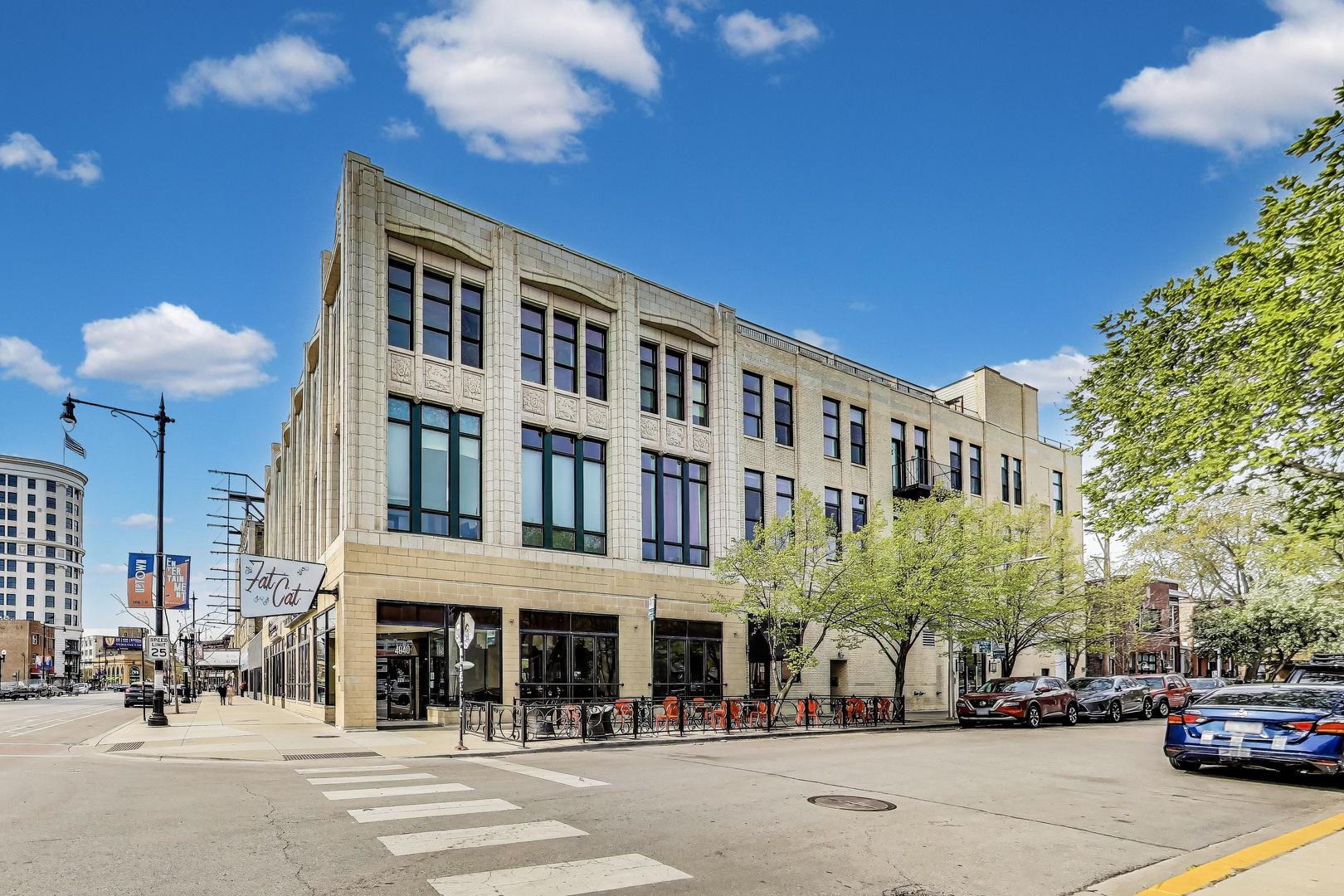 1215 W GUNNISON Street Unit: 205