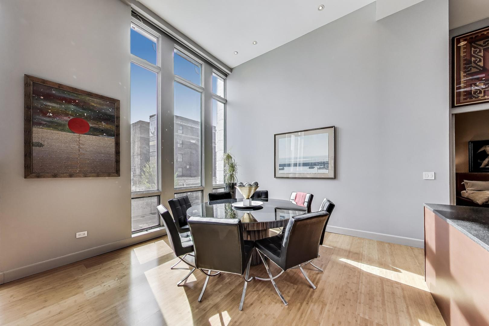 1215 W GUNNISON Street Unit: 205