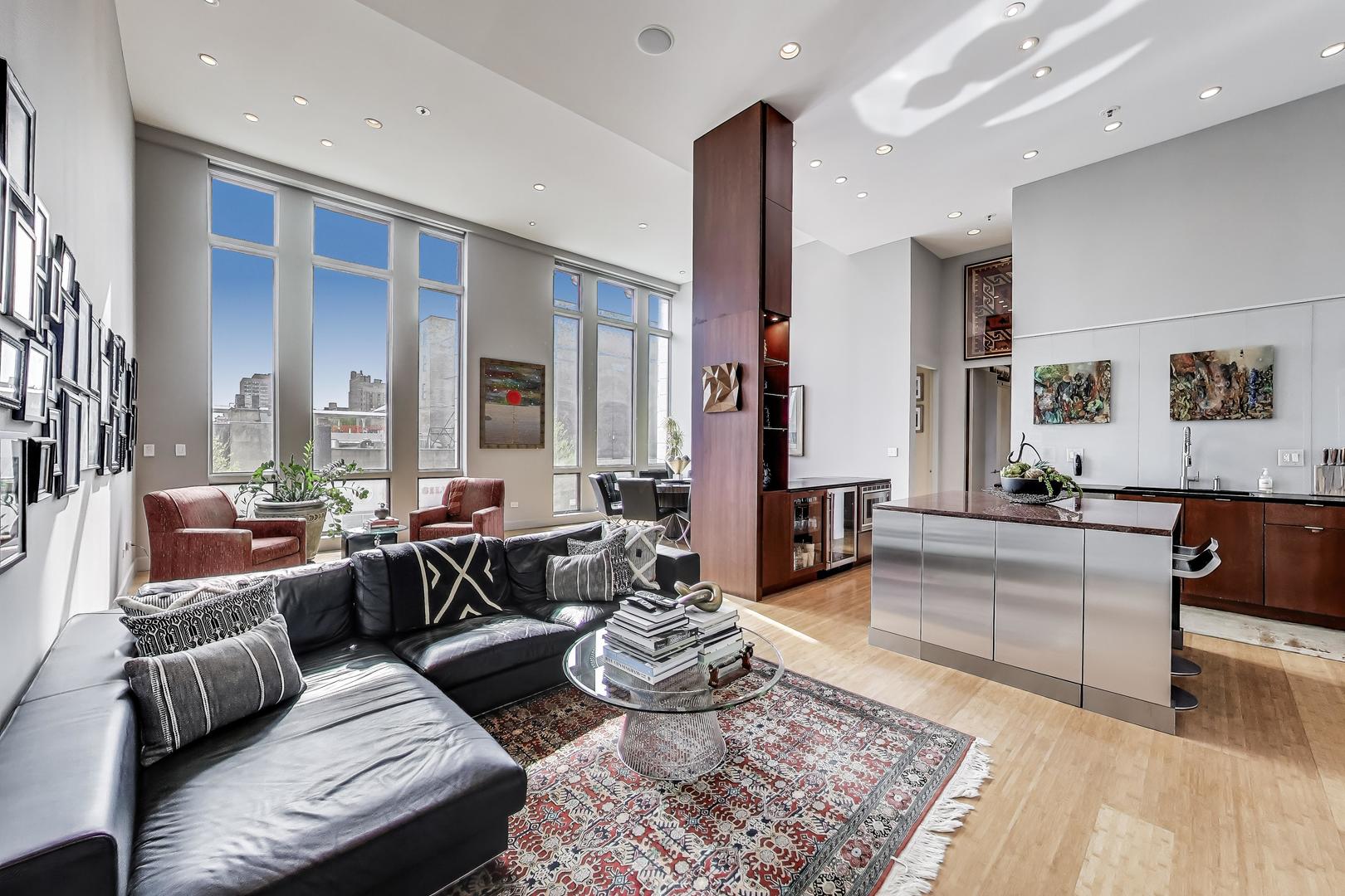 1215 W GUNNISON Street Unit: 205