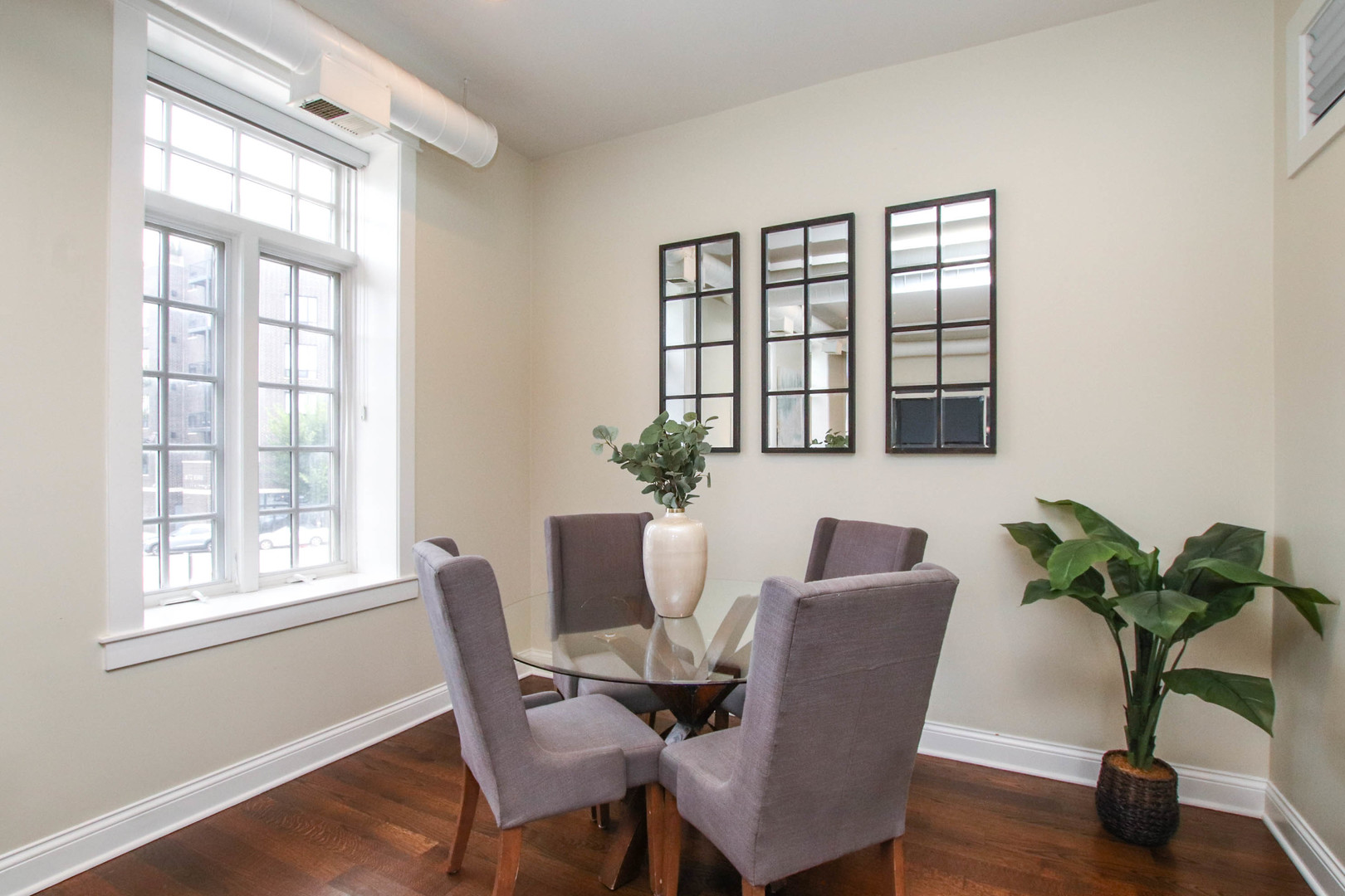 636 N Racine Avenue Unit: 2N