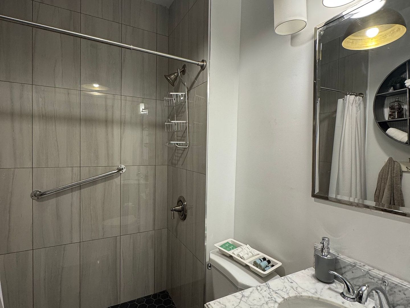 1913 W Cuyler Avenue Unit: 2