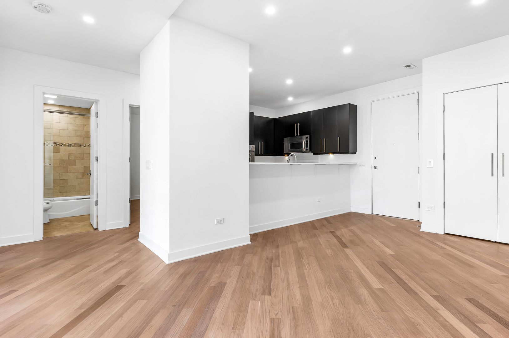914 W Hubbard Street Unit: 305