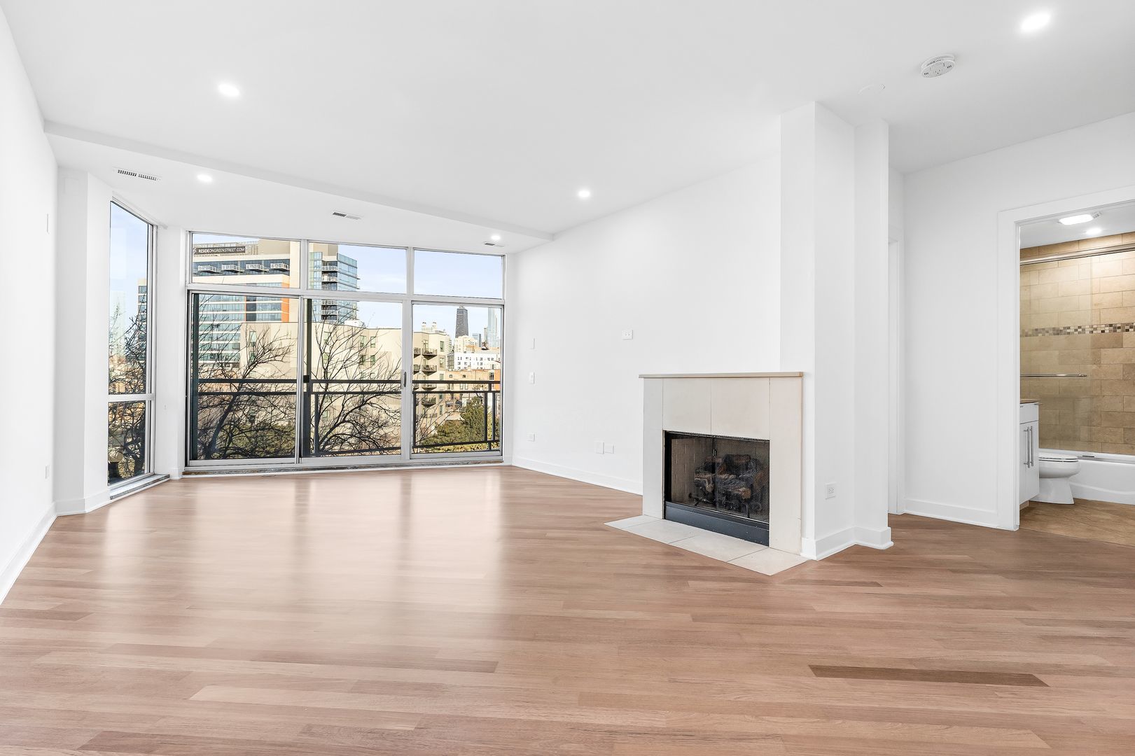 914 W Hubbard Street Unit: 305