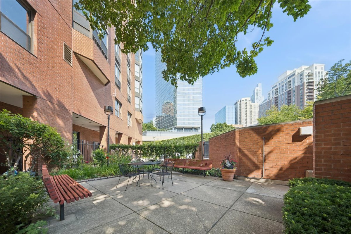 901 S PLYMOUTH Court Unit: 802