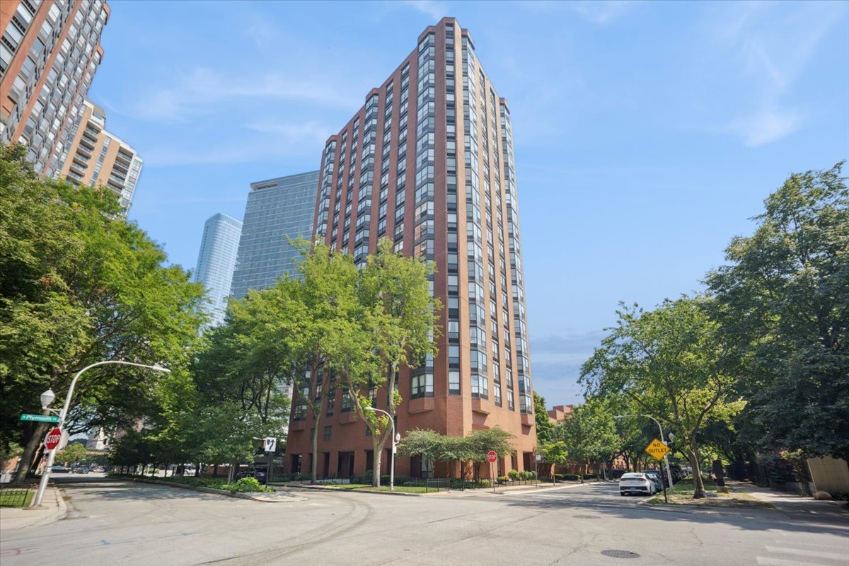 901 S PLYMOUTH Court Unit: 802