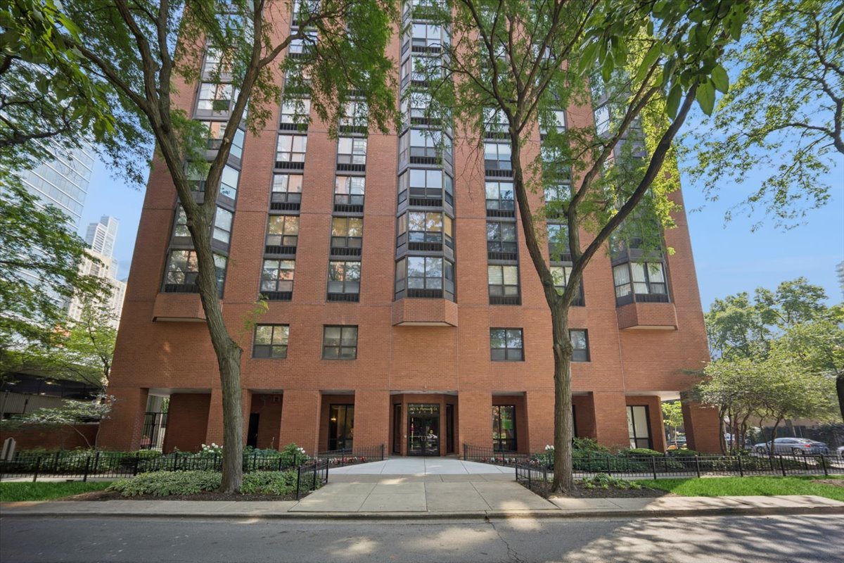 901 S PLYMOUTH Court Unit: 802