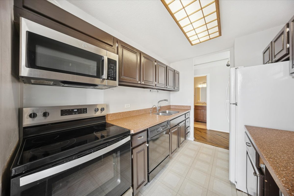 901 S PLYMOUTH Court Unit: 802