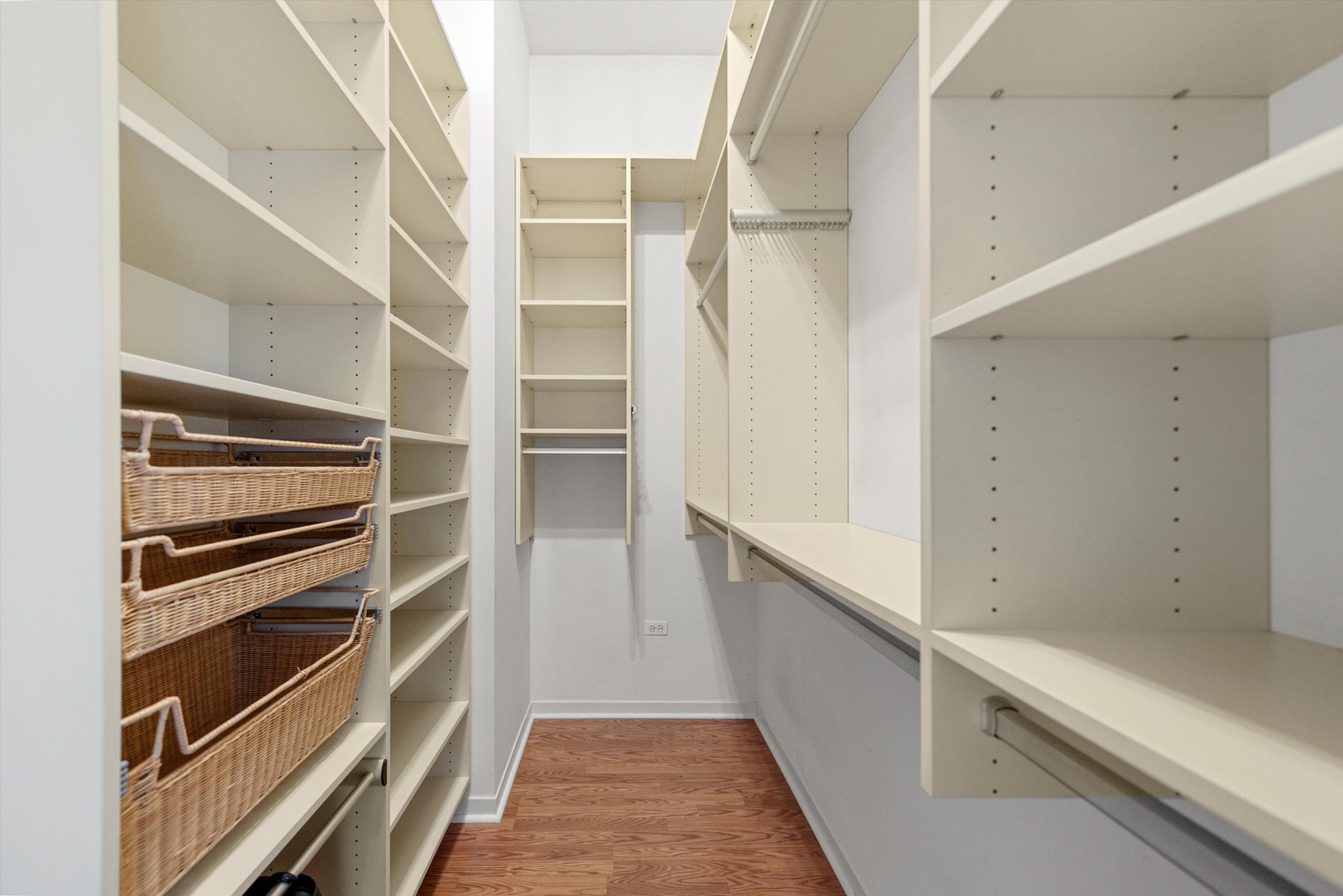 437 W Division Street Unit: 901