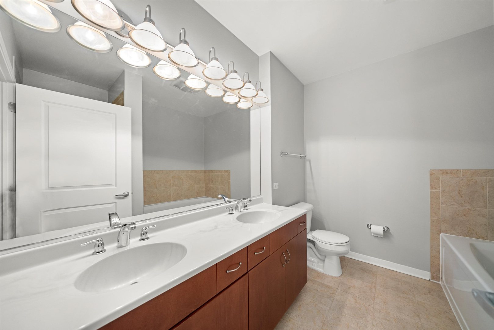 437 W Division Street Unit: 901