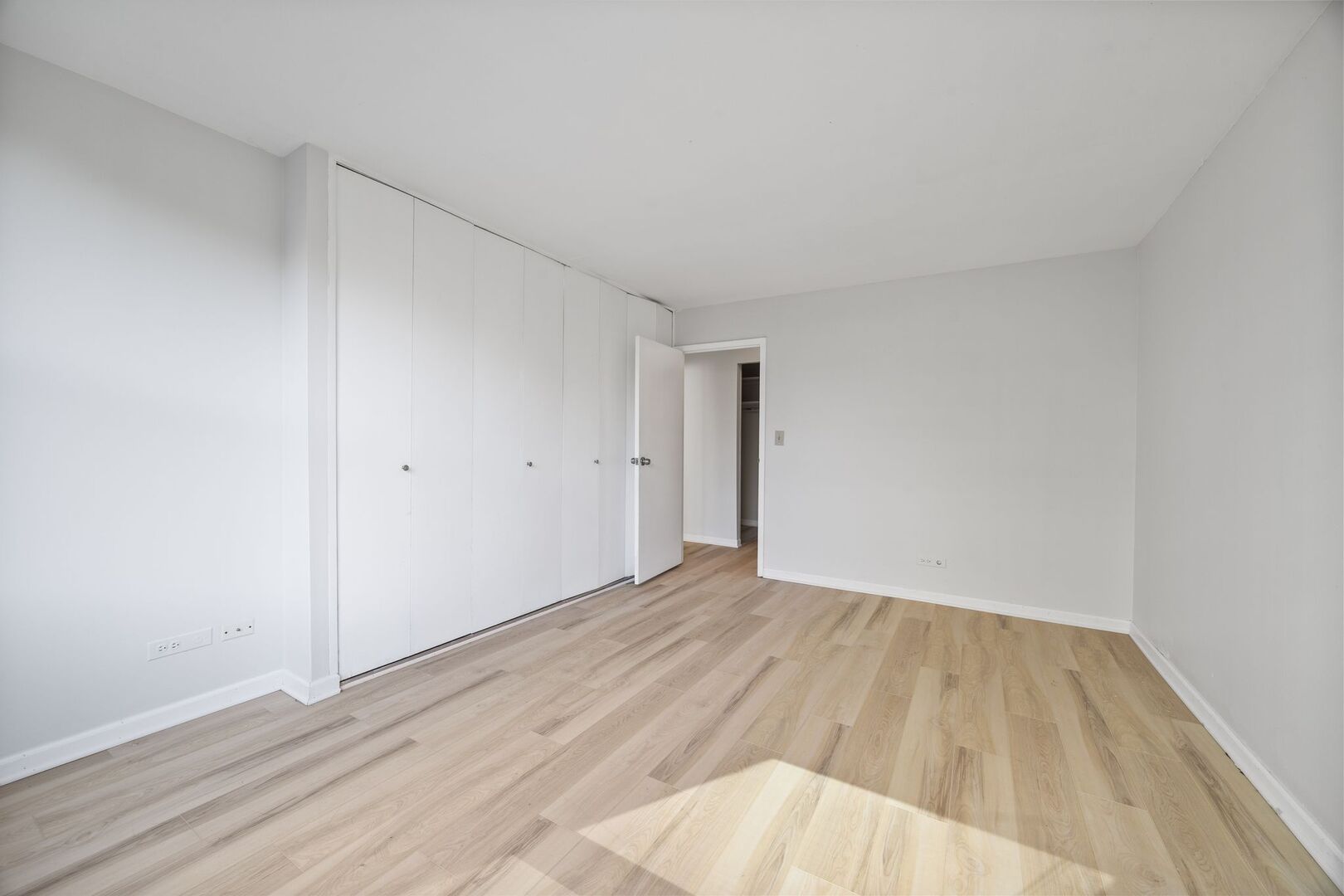 525 W Hawthorne Place Unit: 406