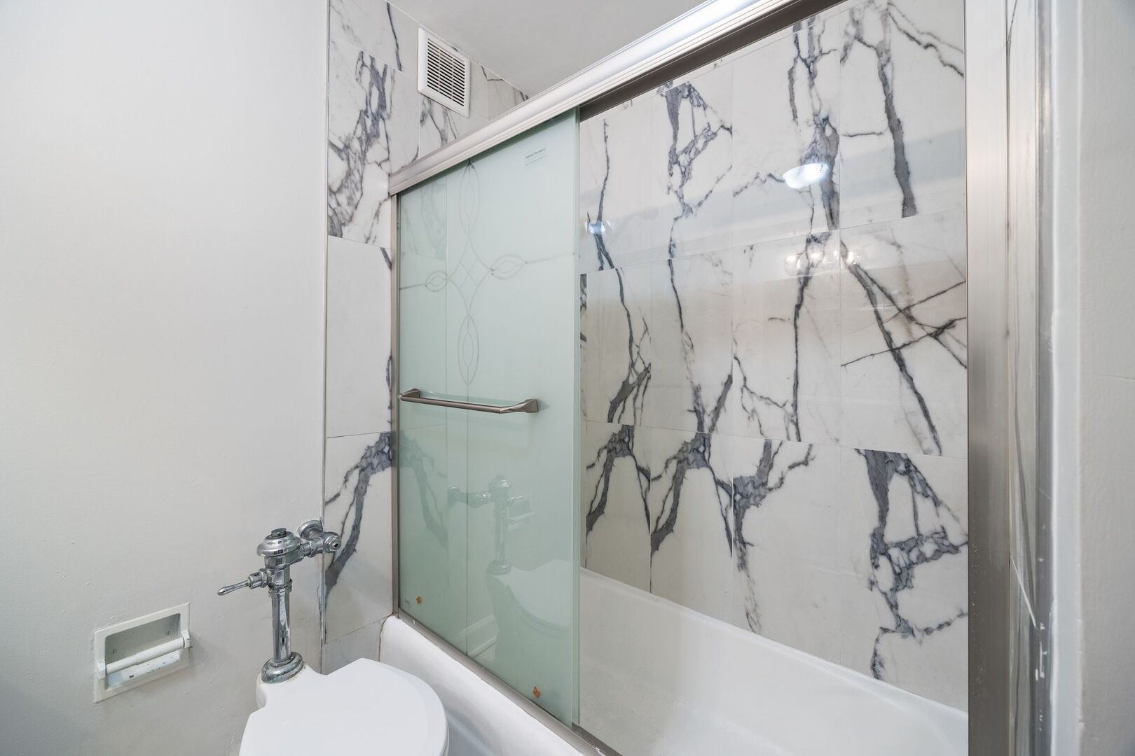 525 W Hawthorne Place Unit: 406