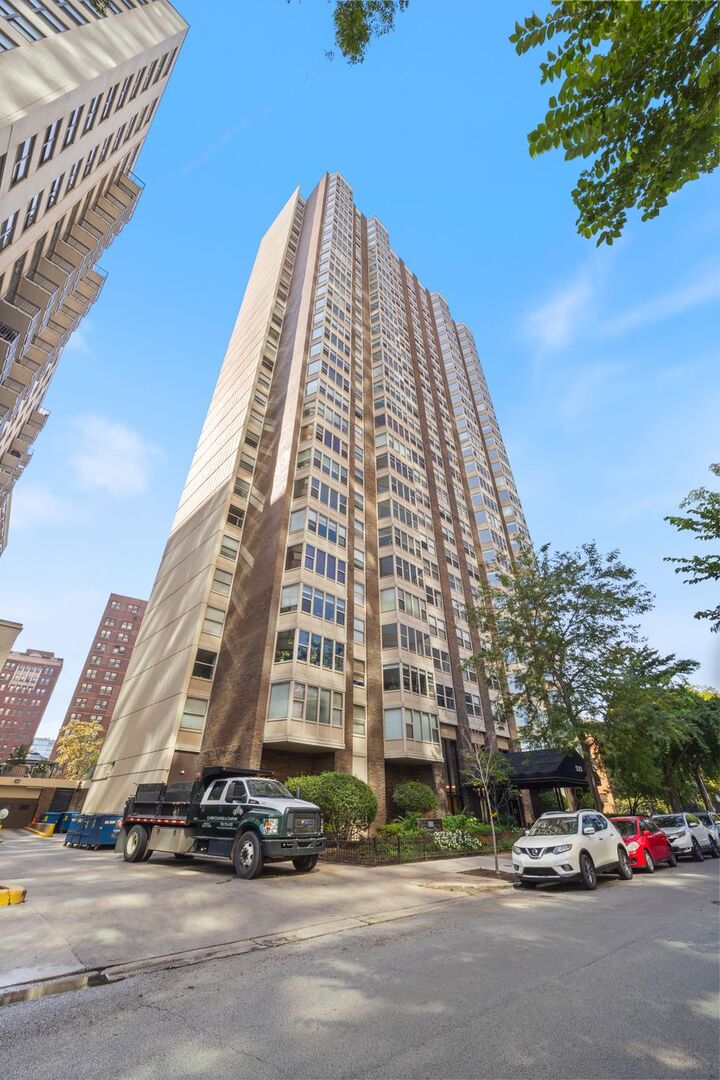 525 W Hawthorne Place Unit: 406