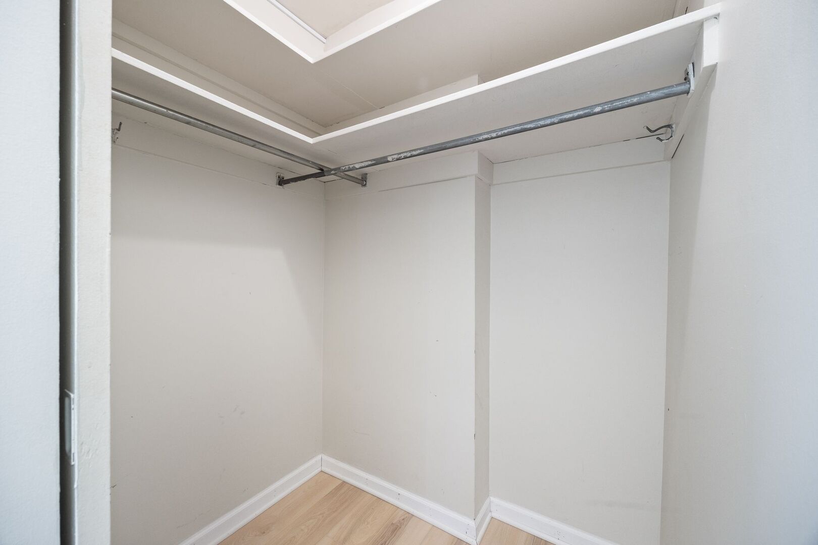 525 W Hawthorne Place Unit: 406