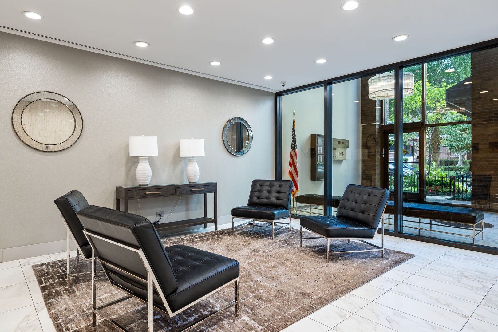 525 W Hawthorne Place Unit: 406