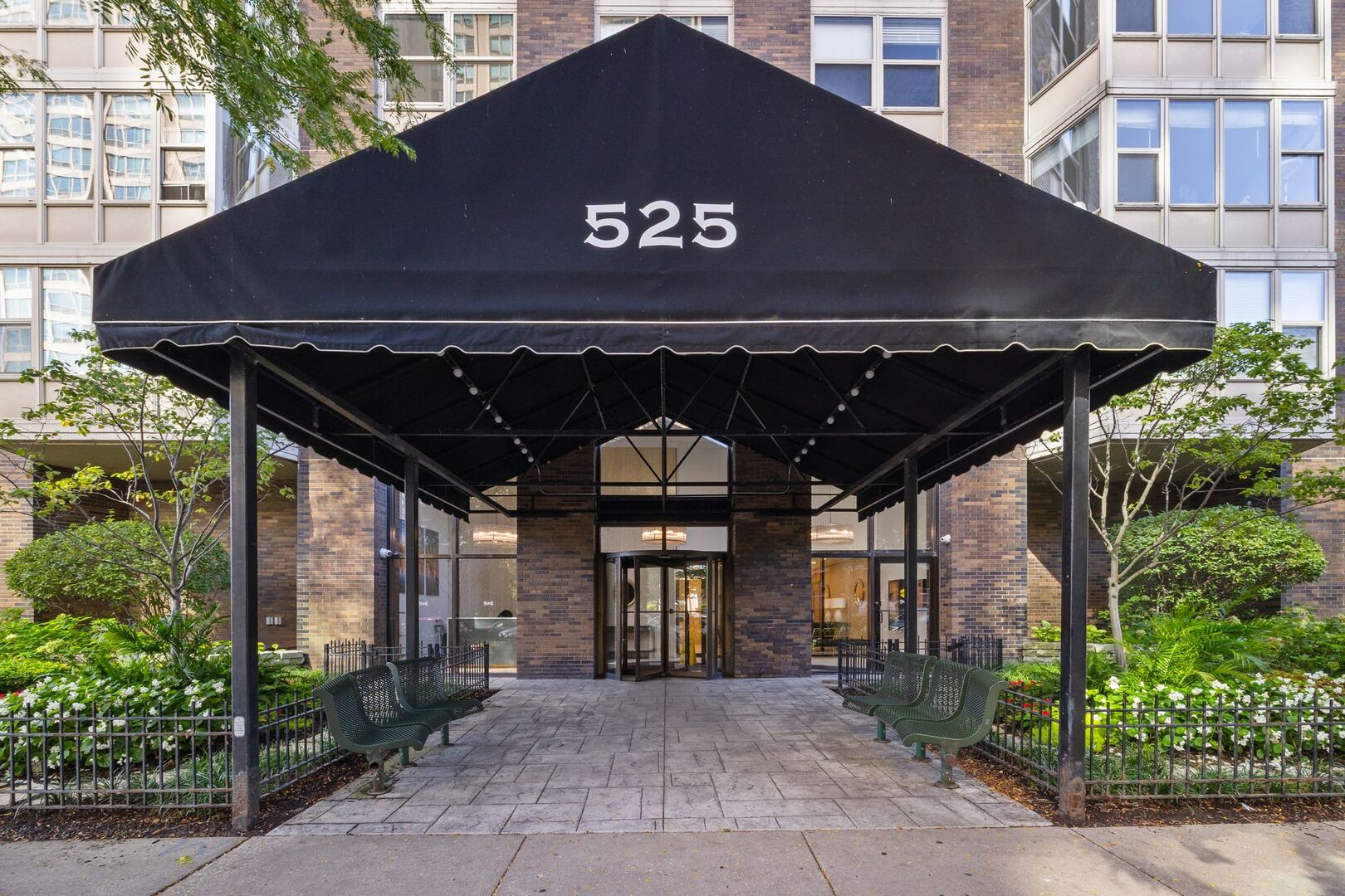 525 W Hawthorne Place Unit: 406