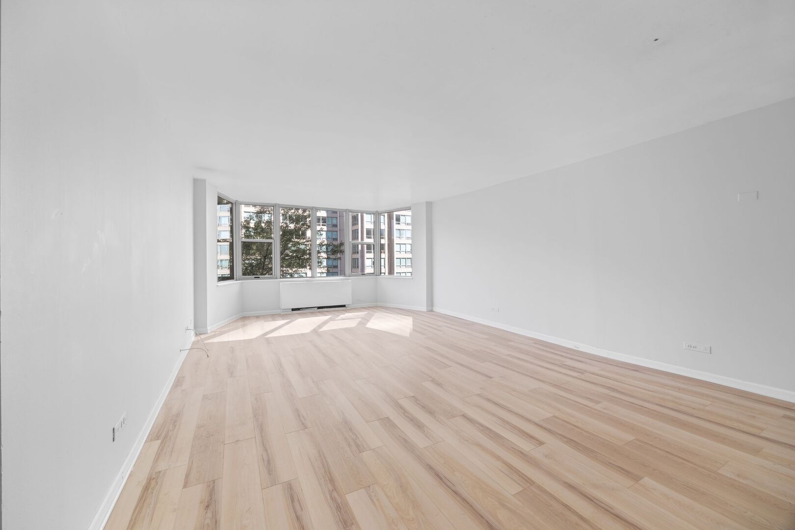 525 W Hawthorne Place Unit: 406