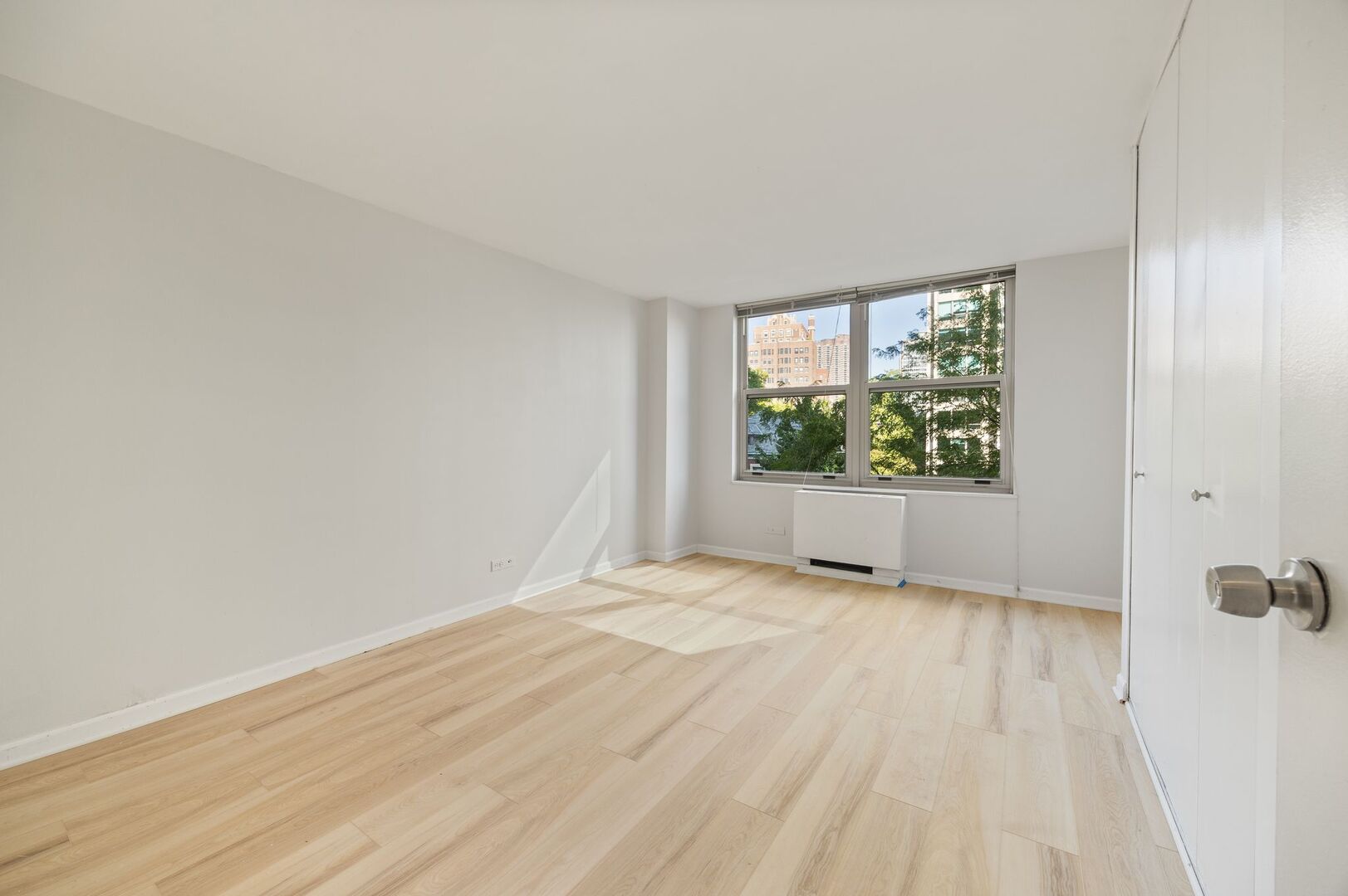 525 W Hawthorne Place Unit: 406