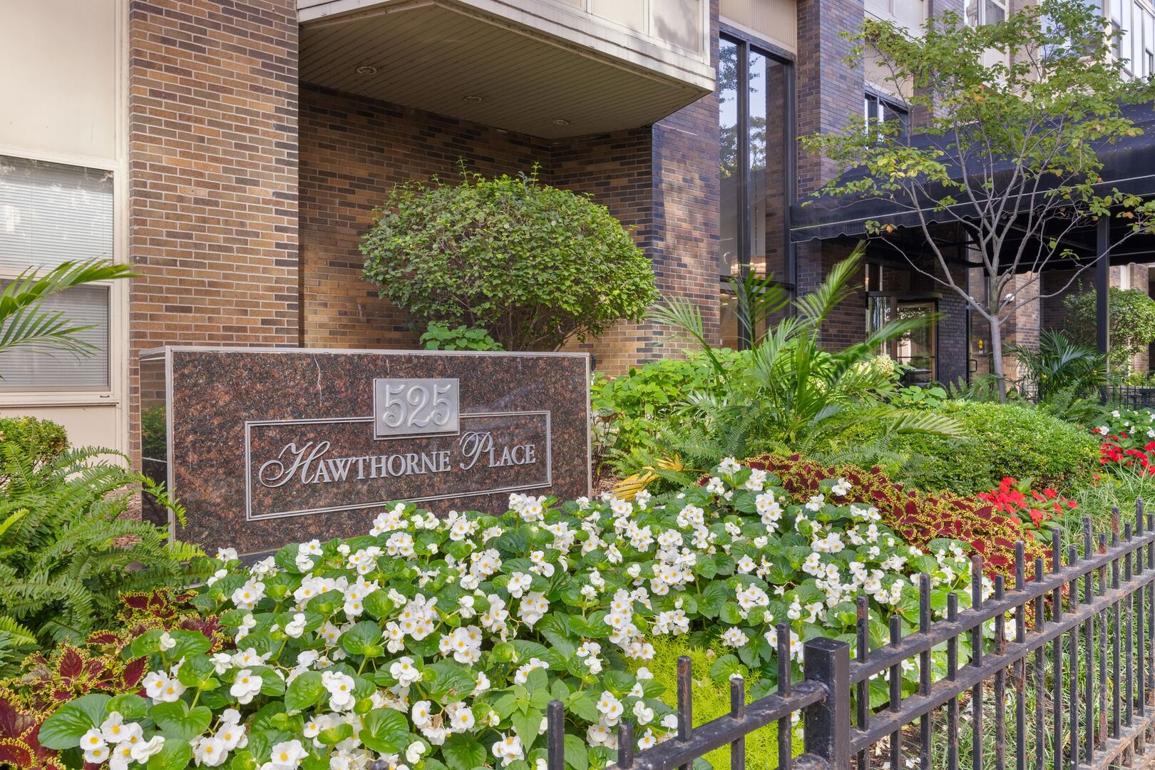 525 W Hawthorne Place Unit: 406