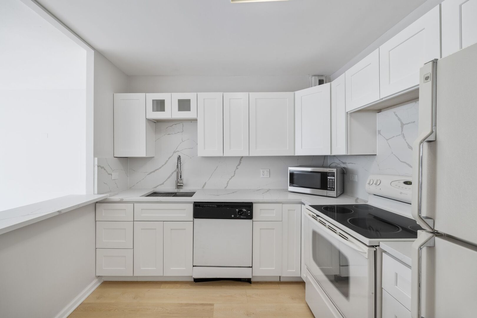 525 W Hawthorne Place Unit: 406