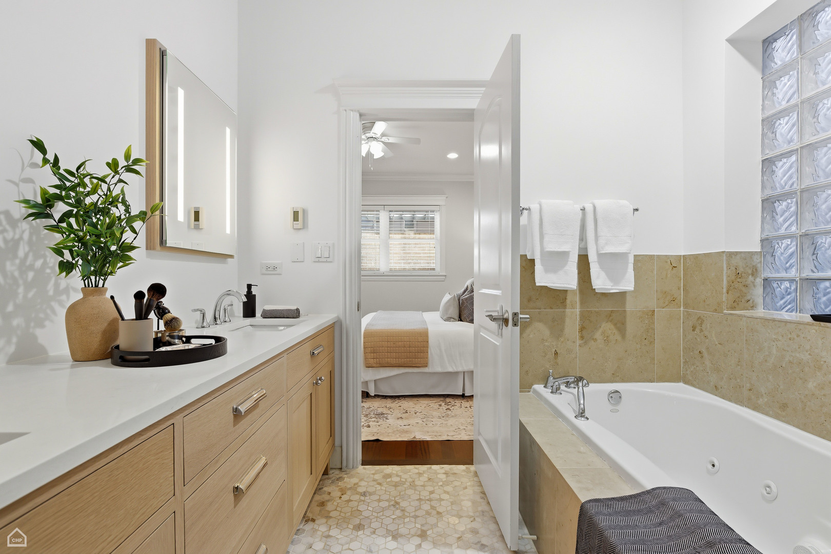 2773 N Kenmore Avenue Unit: 1