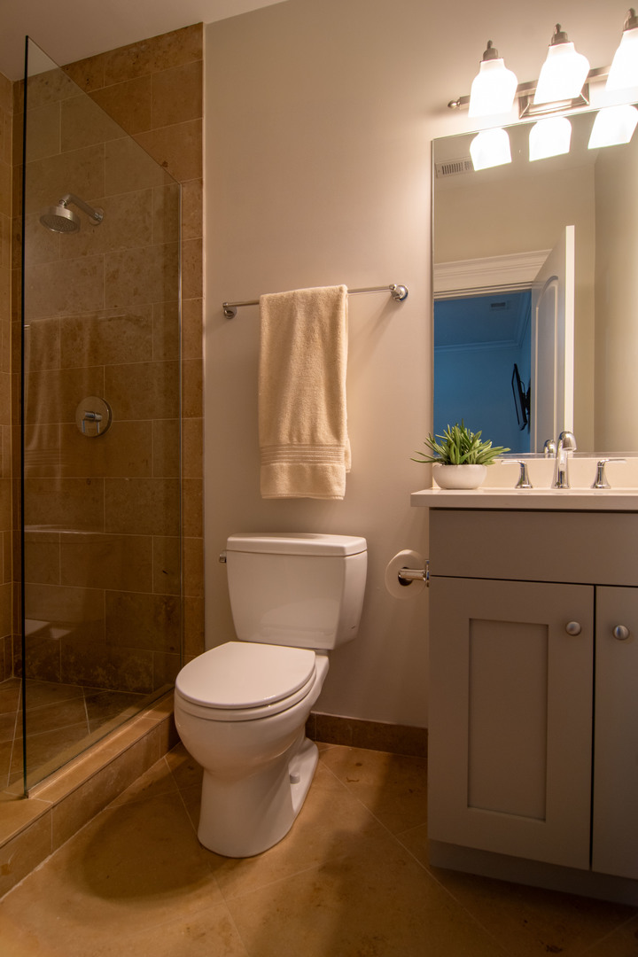 2773 N Kenmore Avenue Unit: 1