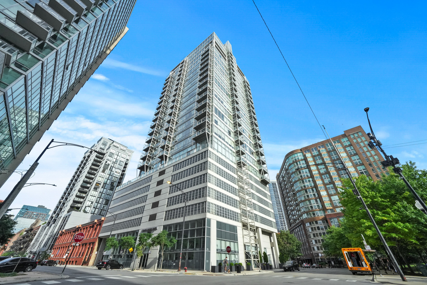 653 N Kingsbury Street Unit: 2008