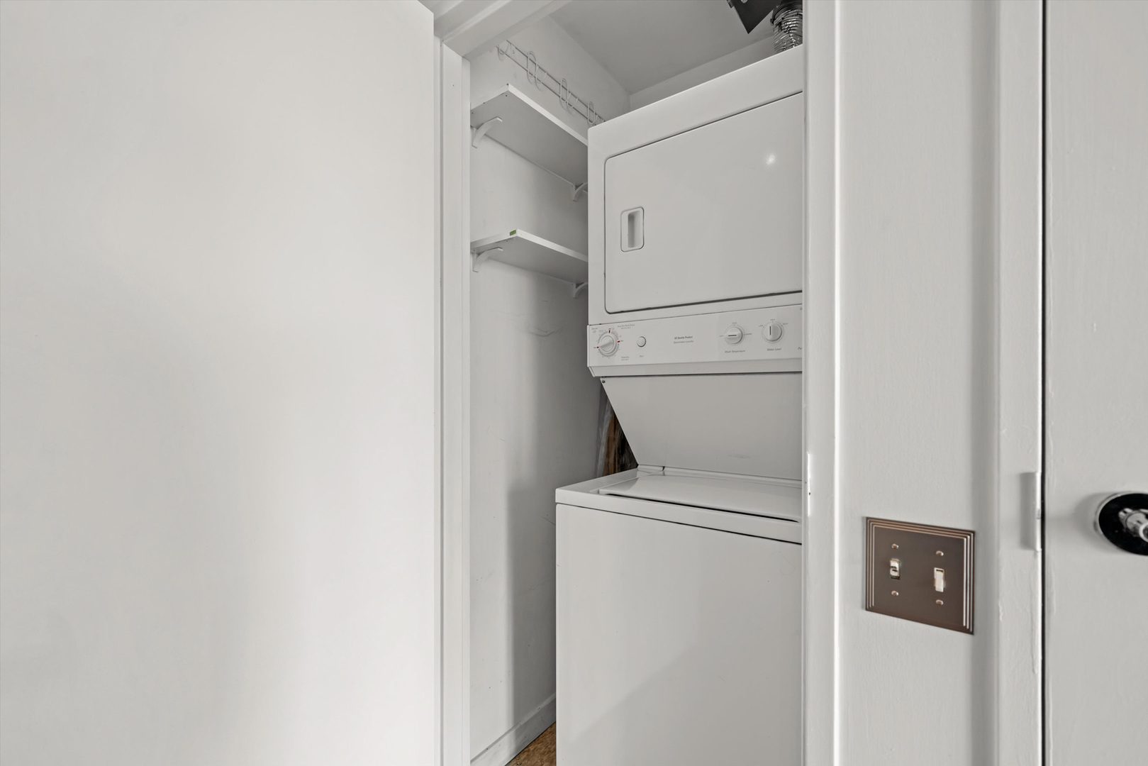 653 N Kingsbury Street Unit: 2008