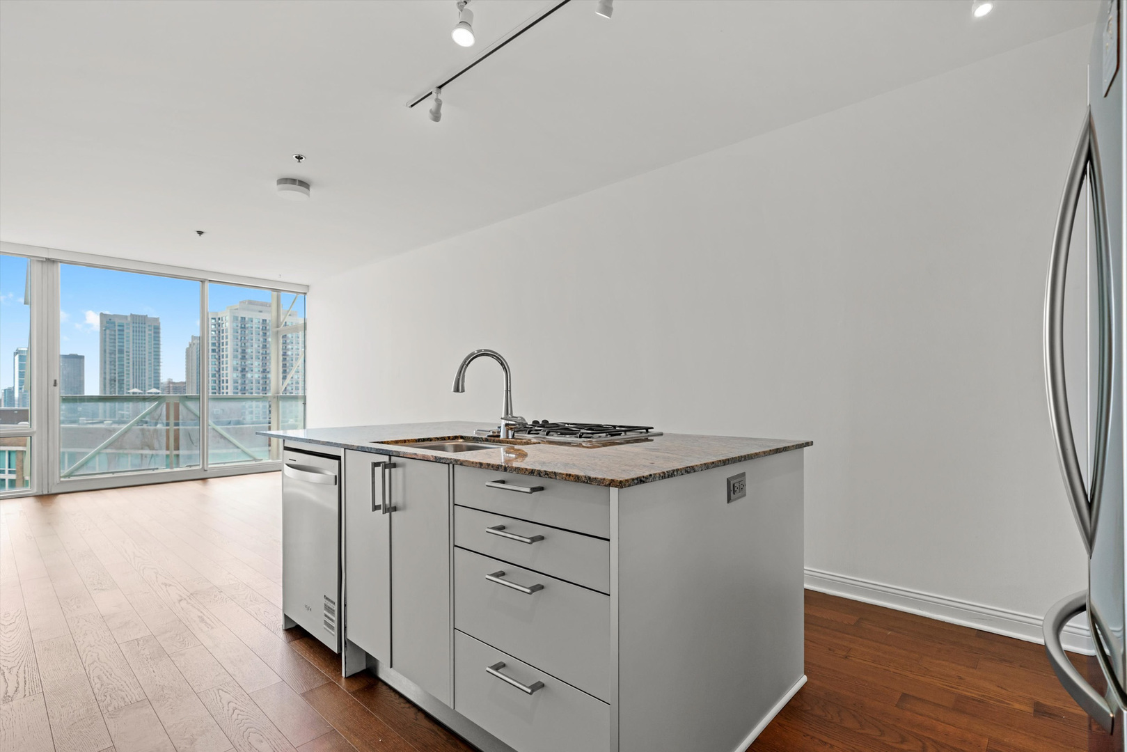 653 N Kingsbury Street Unit: 2008