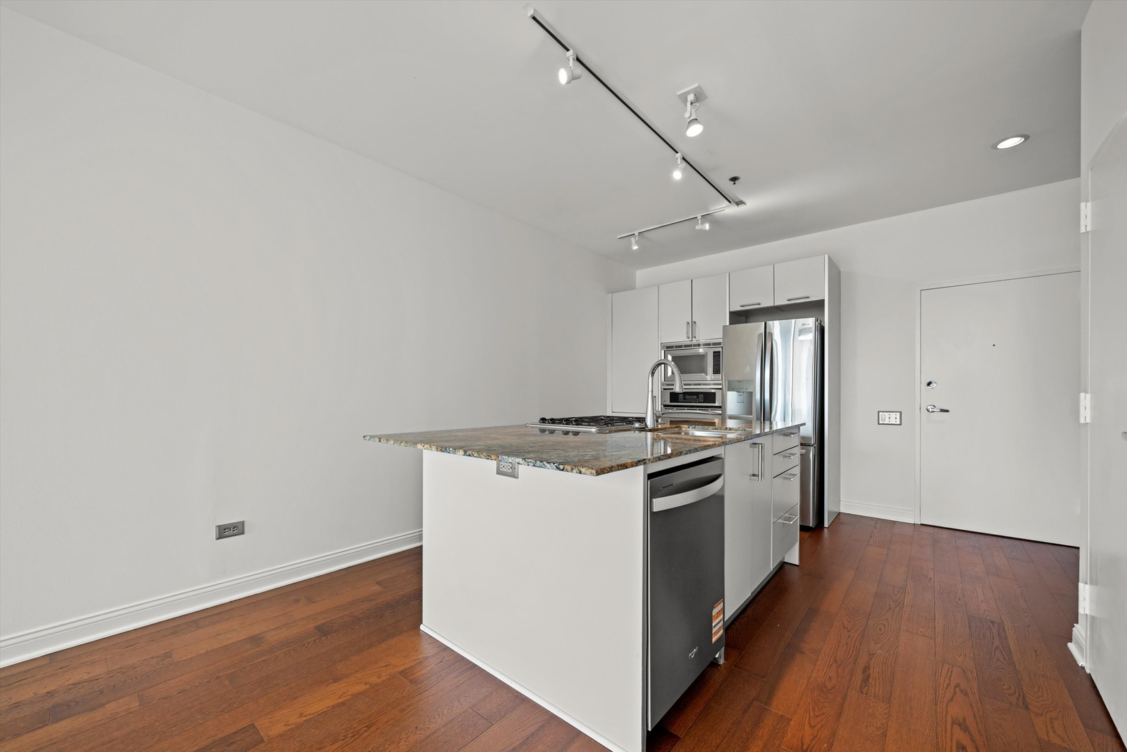 653 N Kingsbury Street Unit: 2008