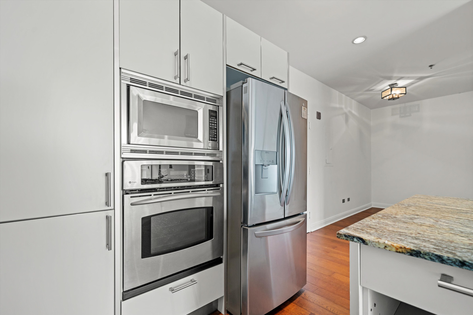 653 N Kingsbury Street Unit: 2008