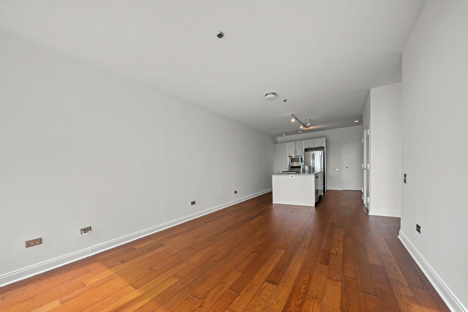 653 N Kingsbury Street Unit: 2008