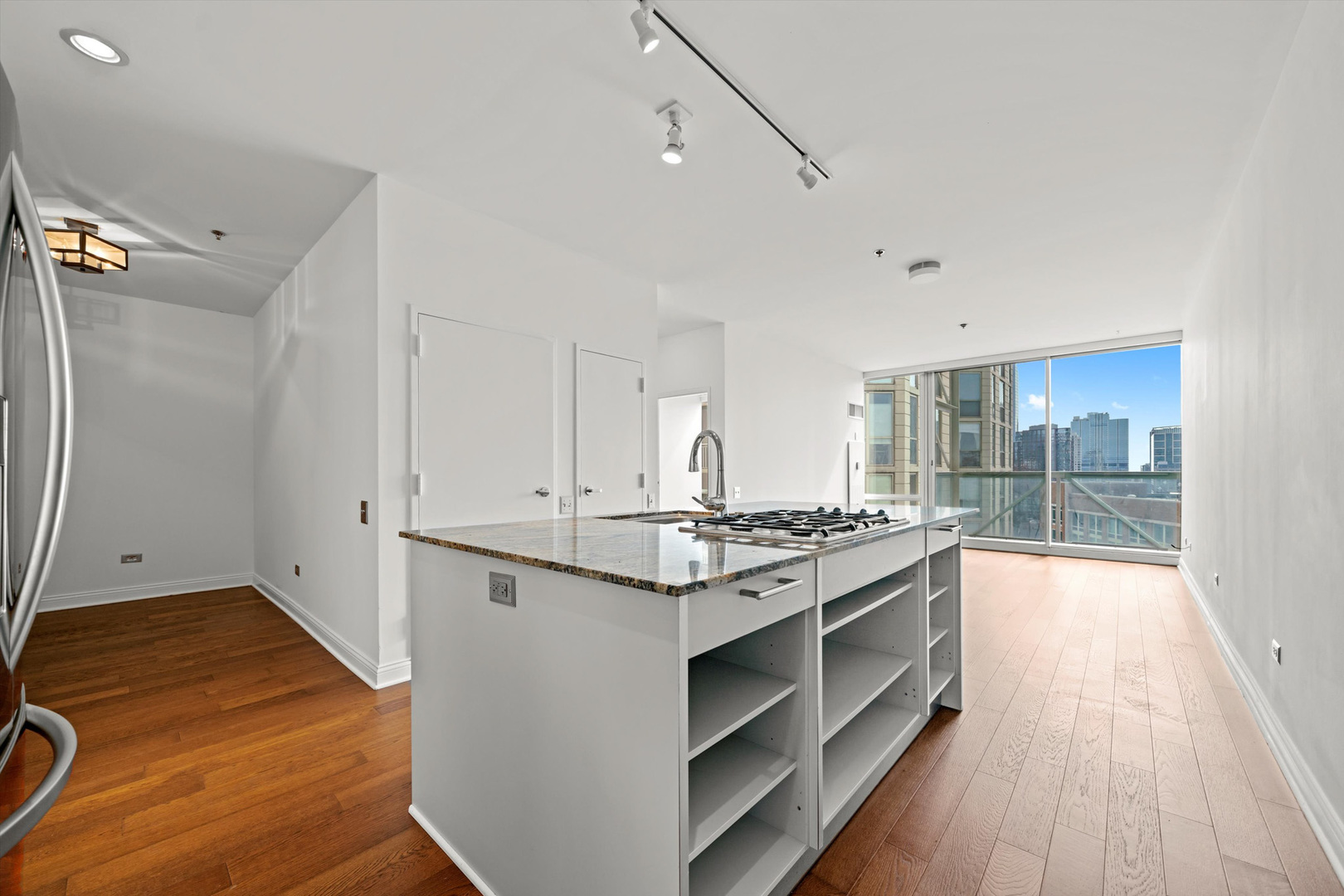 653 N Kingsbury Street Unit: 2008