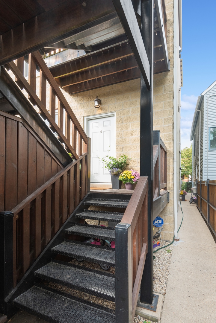 1327 W Roscoe Street Unit: 2