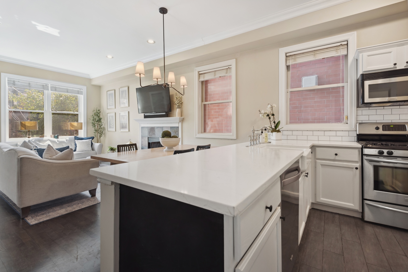 1327 W Roscoe Street Unit: 2