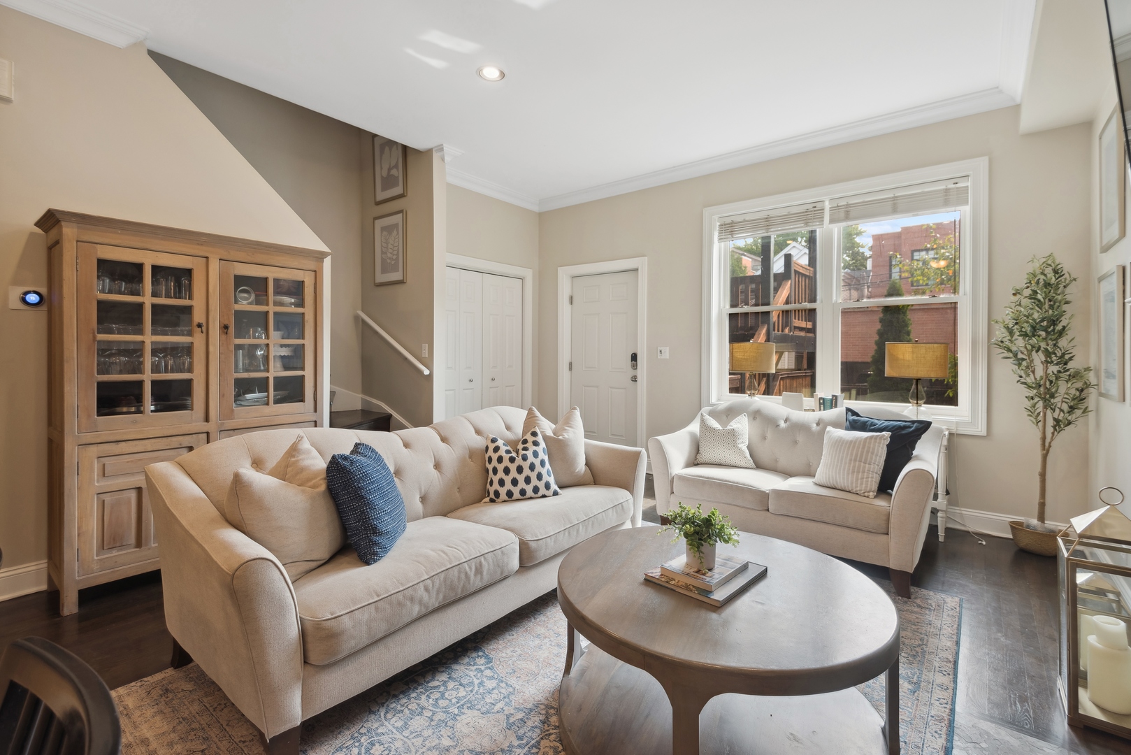 1327 W Roscoe Street Unit: 2