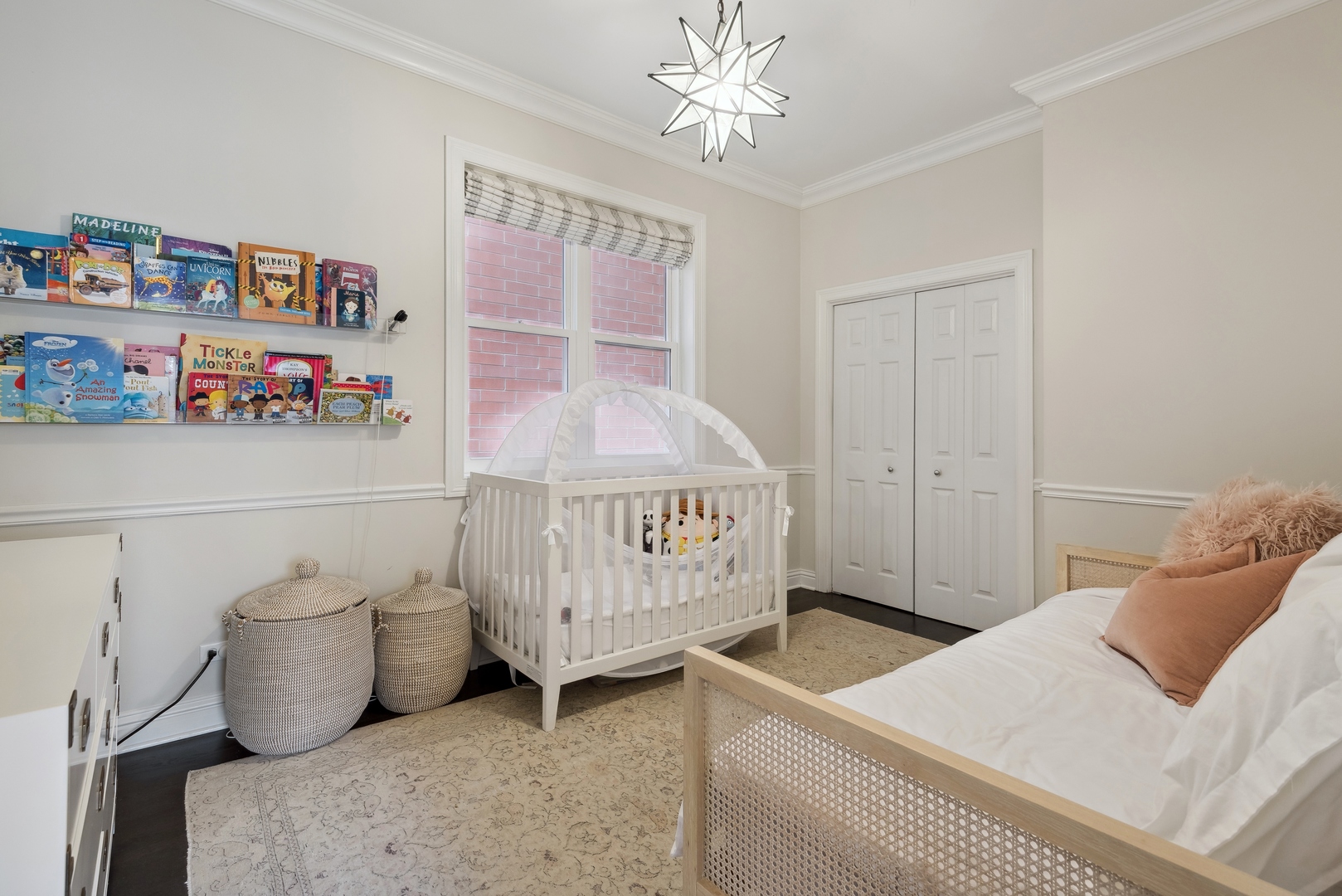 1327 W Roscoe Street Unit: 2