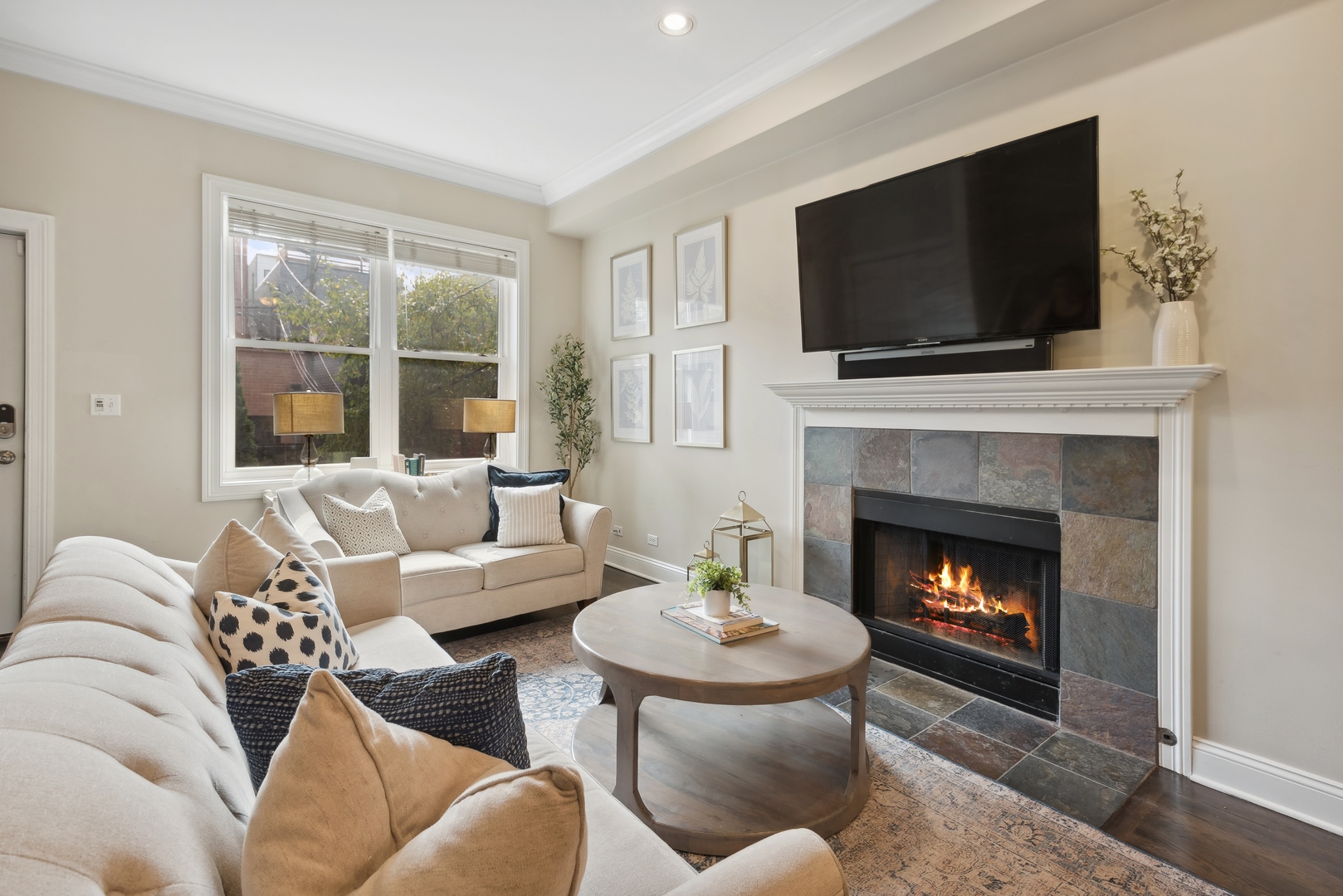 1327 W Roscoe Street Unit: 2